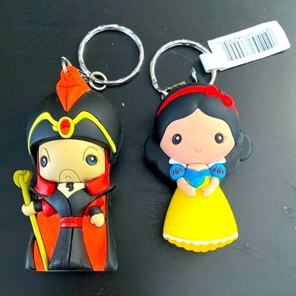 NWT Set of Two Official Disney Parks Snow White and Jafar Key Chains - Picture 1 of 6